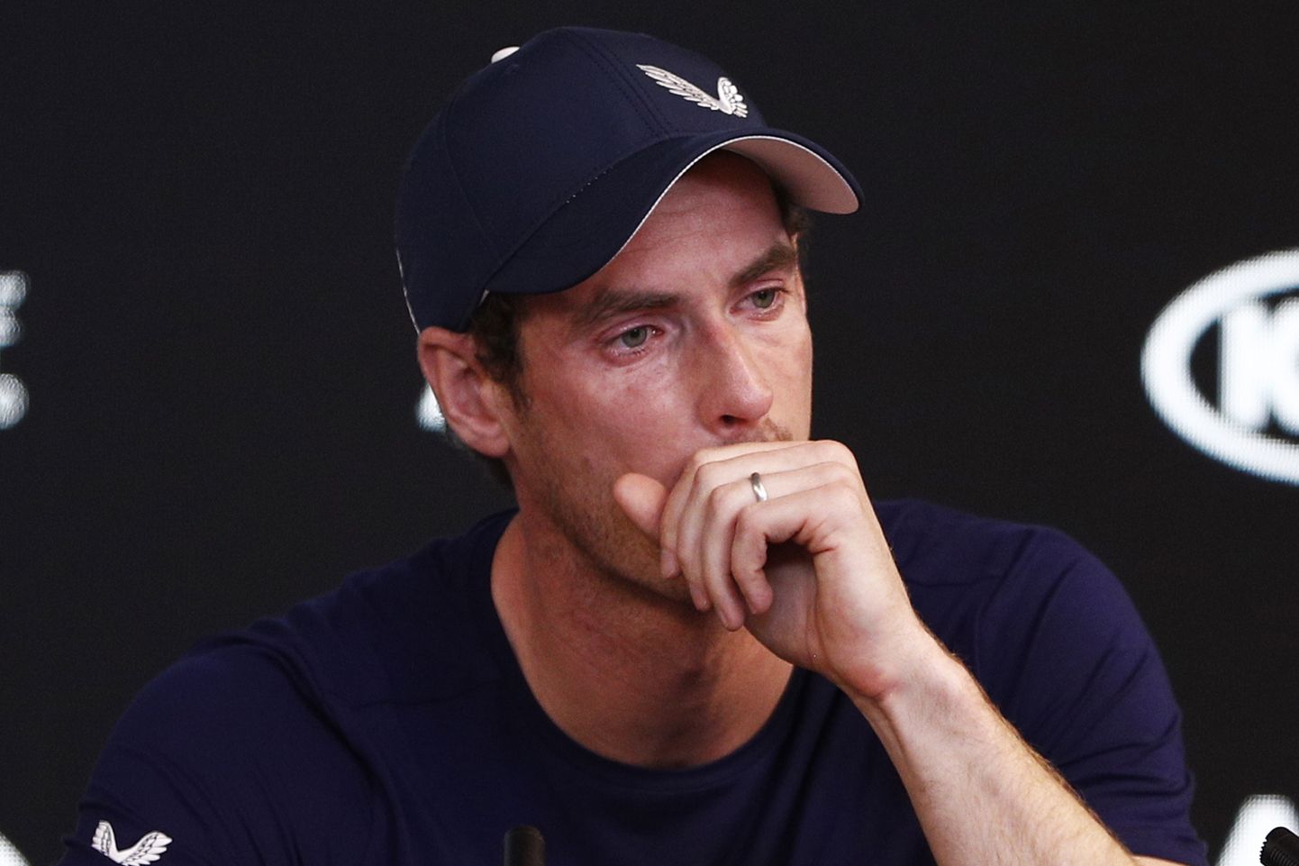 Andy Murray ei suutnud oma olukorrast esialgu ajakirjanike ees rääkida, kuid kogus end siis ja ilmus pressikonverentsile tagasi.