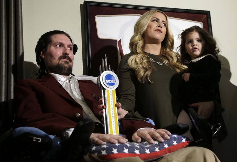 Bostoni ülikooli pesapallimeeskonna endine kapten Pete Frates, ta naine Julie ja nende tütar Lucy 13. detsembril 2016 korvpalligalal