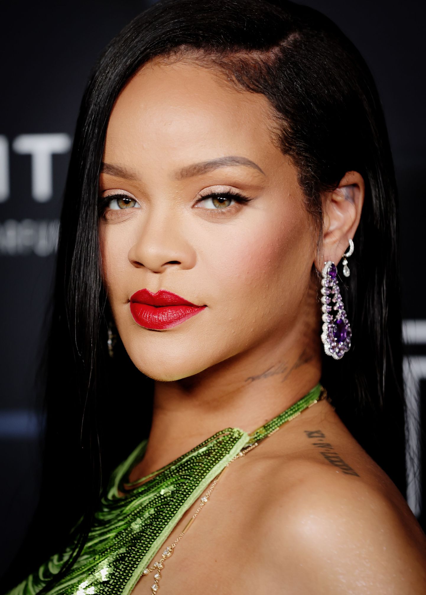 Popstaar Rihanna saab peagi emaks, kuid ei karda väljakutsuvalt riietuda.