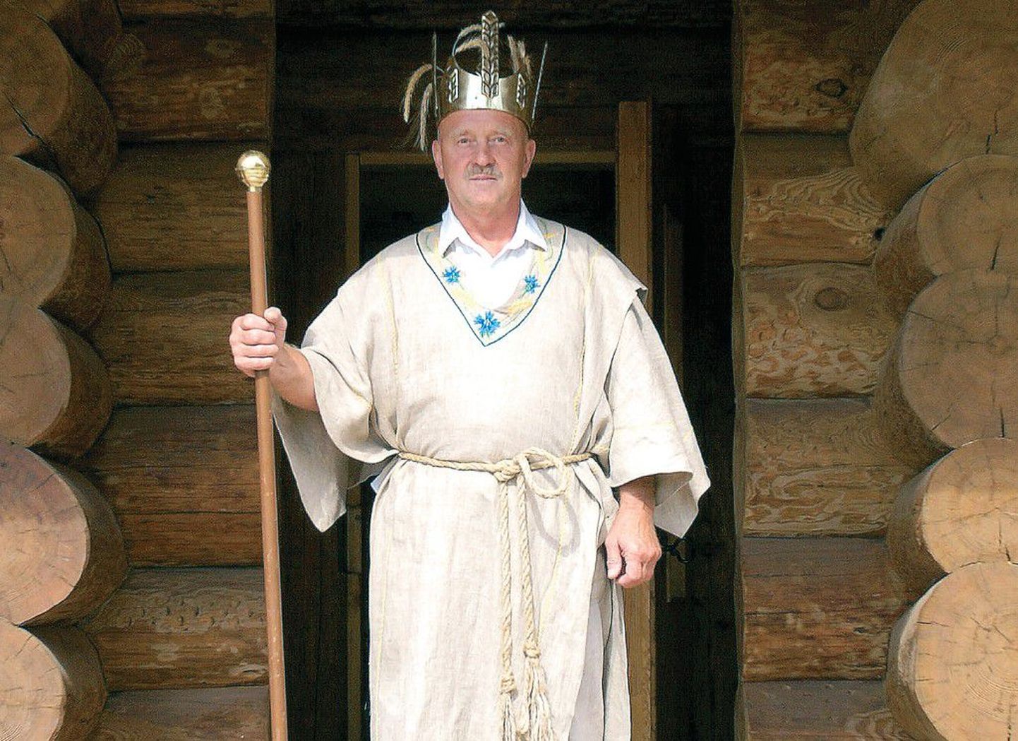 Rukkikuninga rüüd ja krooni kannab Hans Kruusamägi uhkusega, kui on vaja rukki teemadel eestkõneleja olla või huvilisi oma kodu rukkitares võõrustada.