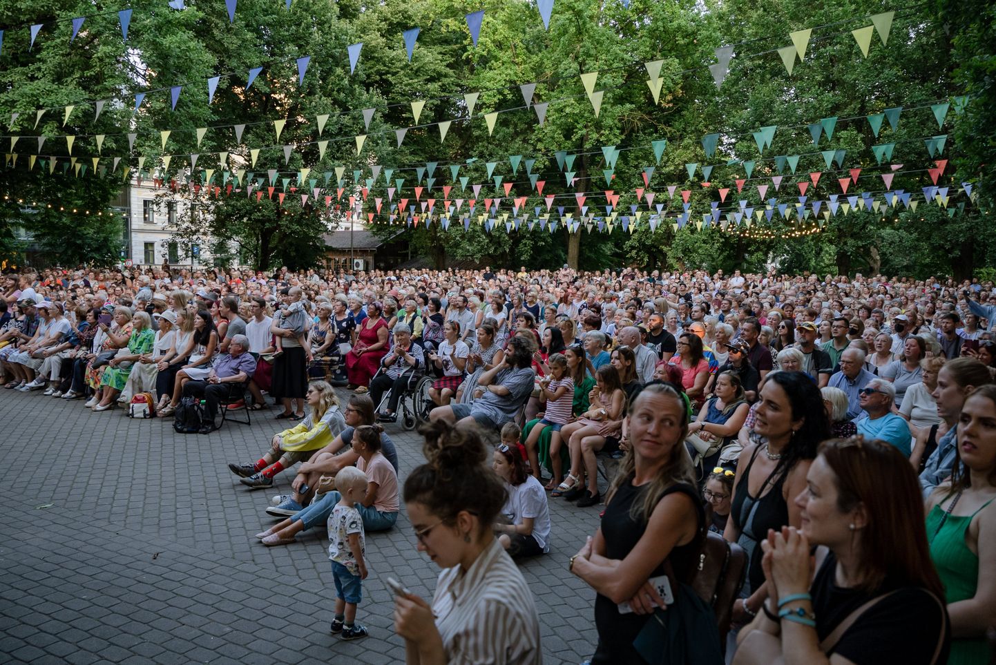 Klausītāji grupas "Menuets" koncertā Vērmanes dārza Prieka mirkļu parkā 2022. gada augustā