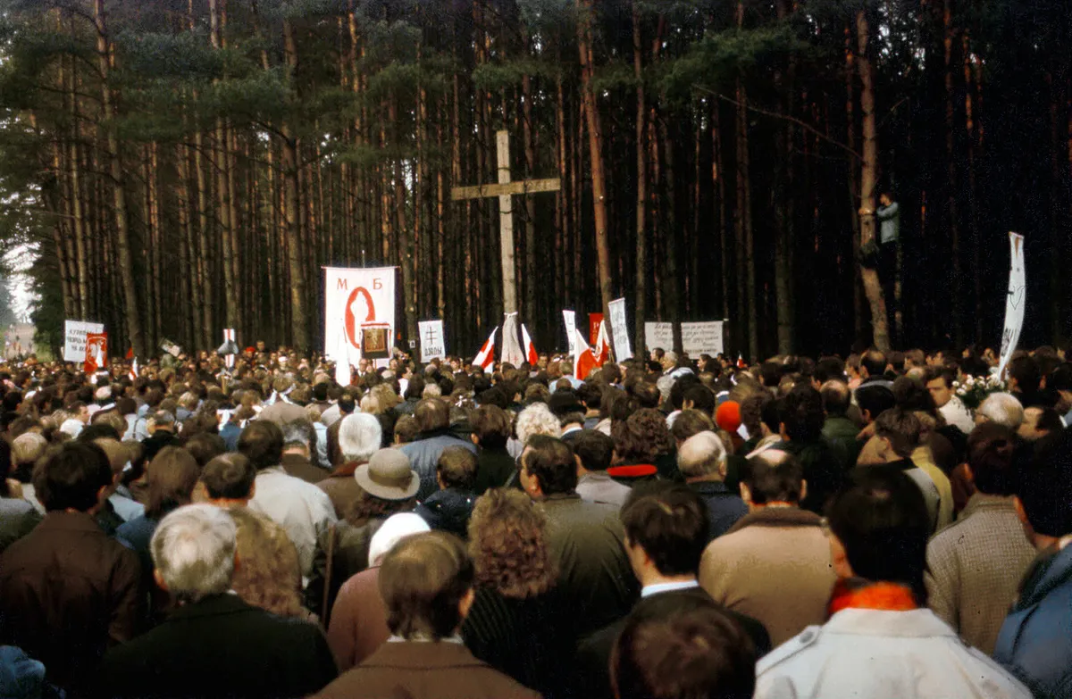 Kaheksakümnendate lõpus avastati Kurapatõ massihaud, kus hukati 1937-41 kuni 200 000 valgevenelast. Seal hakati igal sügisel mälestustseremooniad pidama. Pildil 1989. aasta tseremoonia. Kurapatõt külastal 1994. aastal ka USA president Bill Clinton, kes annetas tapetute mälestuseks graniitpingi.