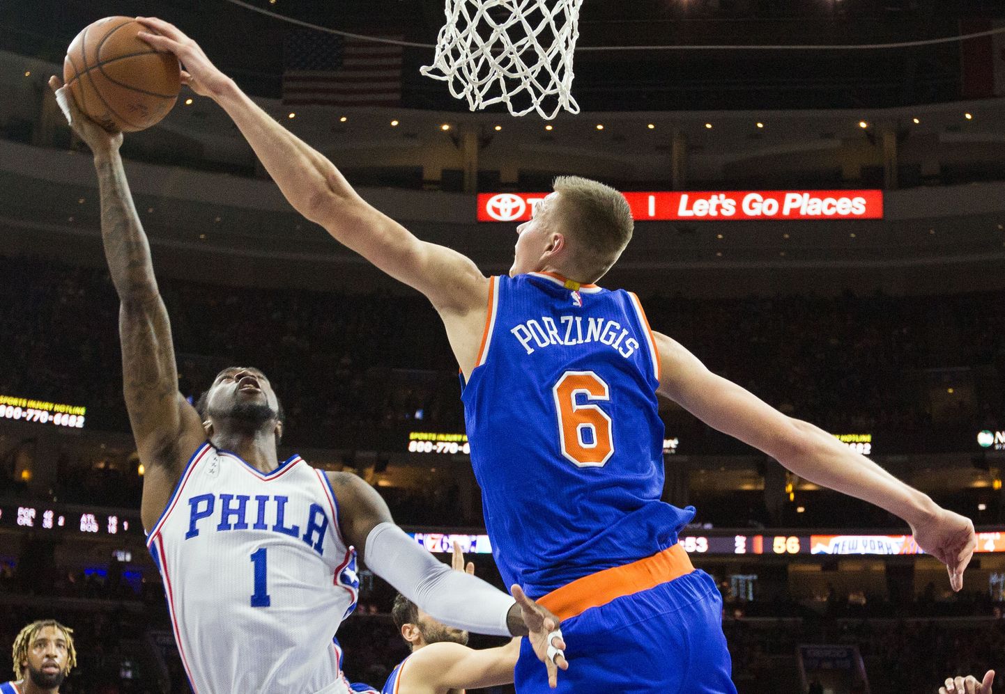 Tony Wroten (1) 2015. aastal Philadelphia 76ersi särgis New York Knicksi ja Kristaps Porzingise (6) vastu heitlemas.