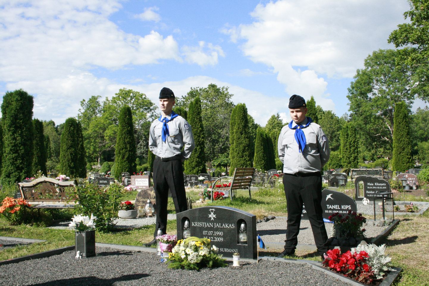 Kristjan Jalakase haual seisavad auvalves noored kotkad Martin Tiirik ja Riko Mattias Nuut.