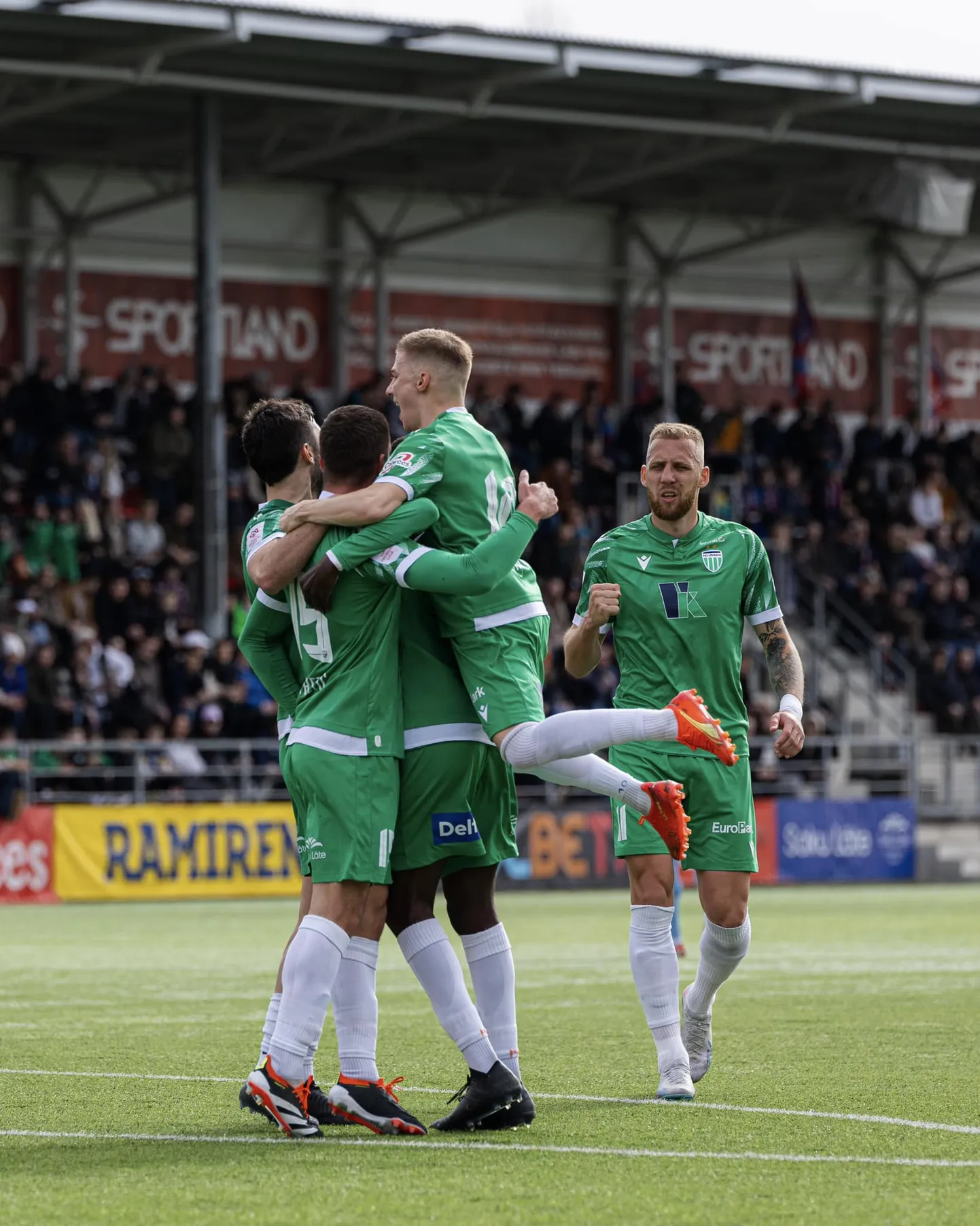 Levadia mängumehed väravat tähistamas.