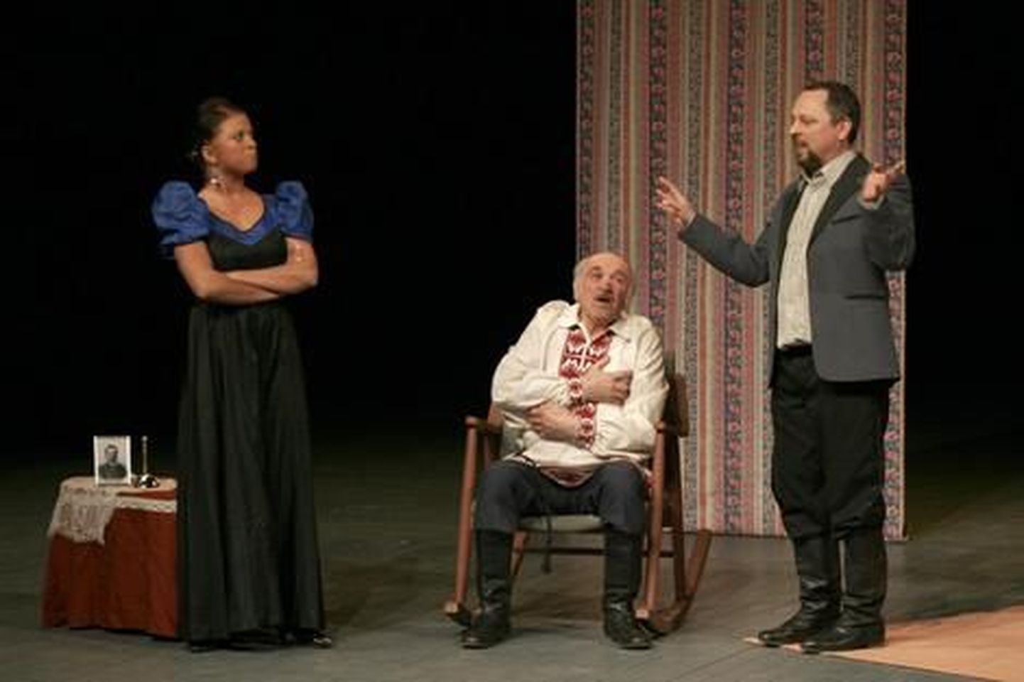 Paide huviteatri harrastusnäitleja Konstantin Belov (keskel) Tšehhovi komöödias "Karu" koos Triin Väina ja Erich Einsteiniga.