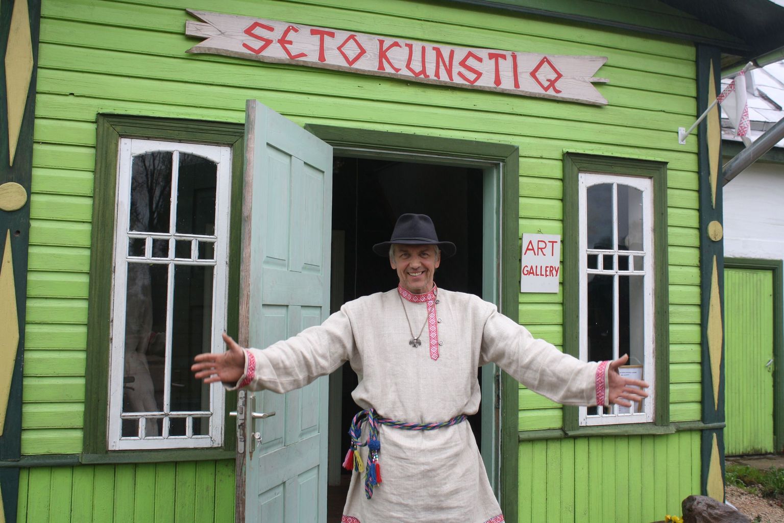 Soome-ugri kultuuripealinna linnapea Evar Riitsaar tervitamas Setomaa turismitegijaid.