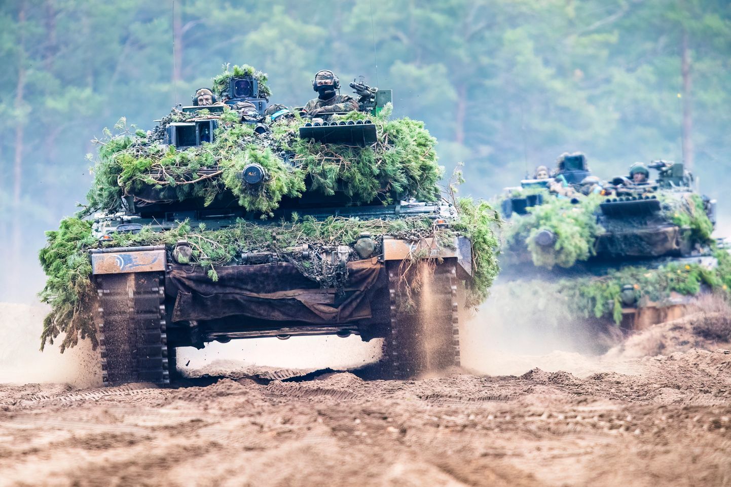 "Leopard 2" tanks.