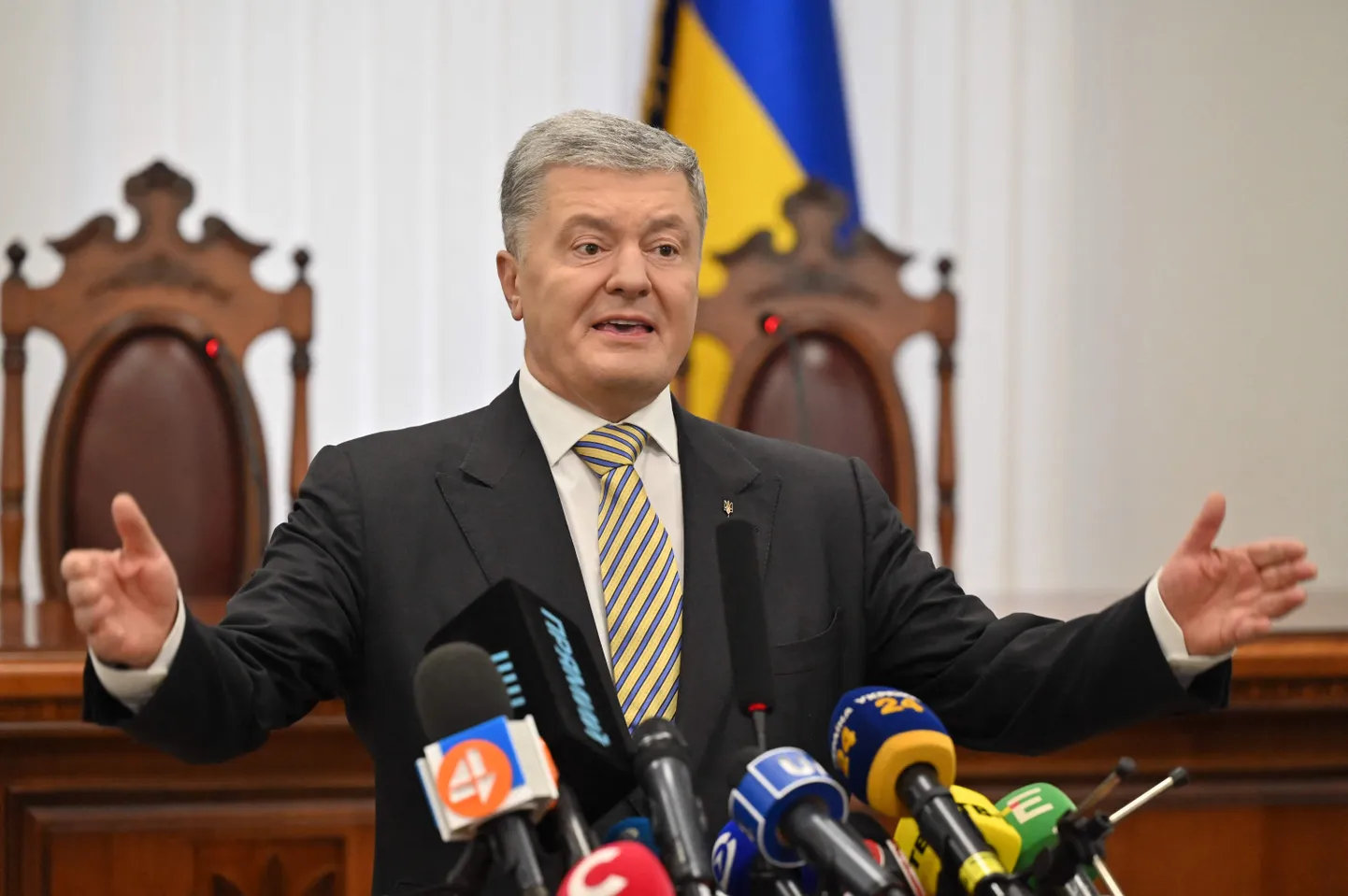 Ukraina endine riigipea Petro Porošenko rääkimas ajakirjanikega Kiievi kohtus 28. jaanuaril 2022. aastal.