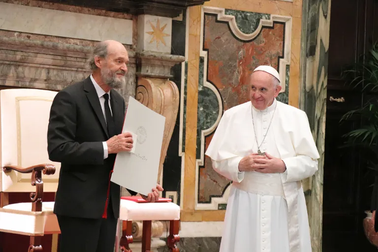 Arvo Pärt võttis paavst Franciscuselt vastu hinnatud Ratzingeri preemia.