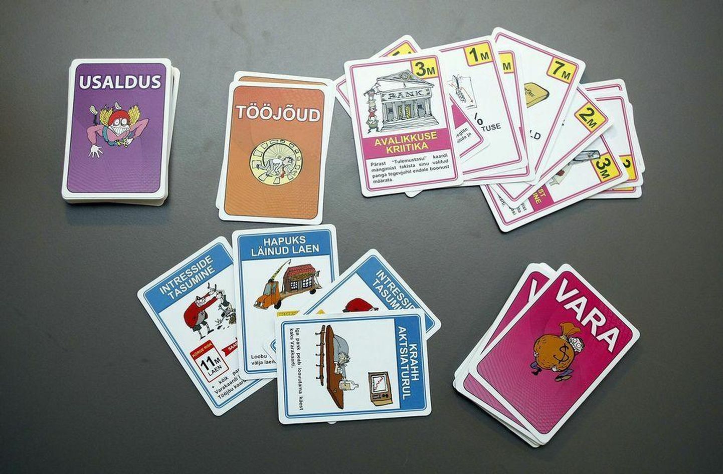 Nullindate lõpu masu ajal lasti Eestis välja kaardimäng, kus mängijad üritasid pangajuhtideks kehastudes rikastuda.