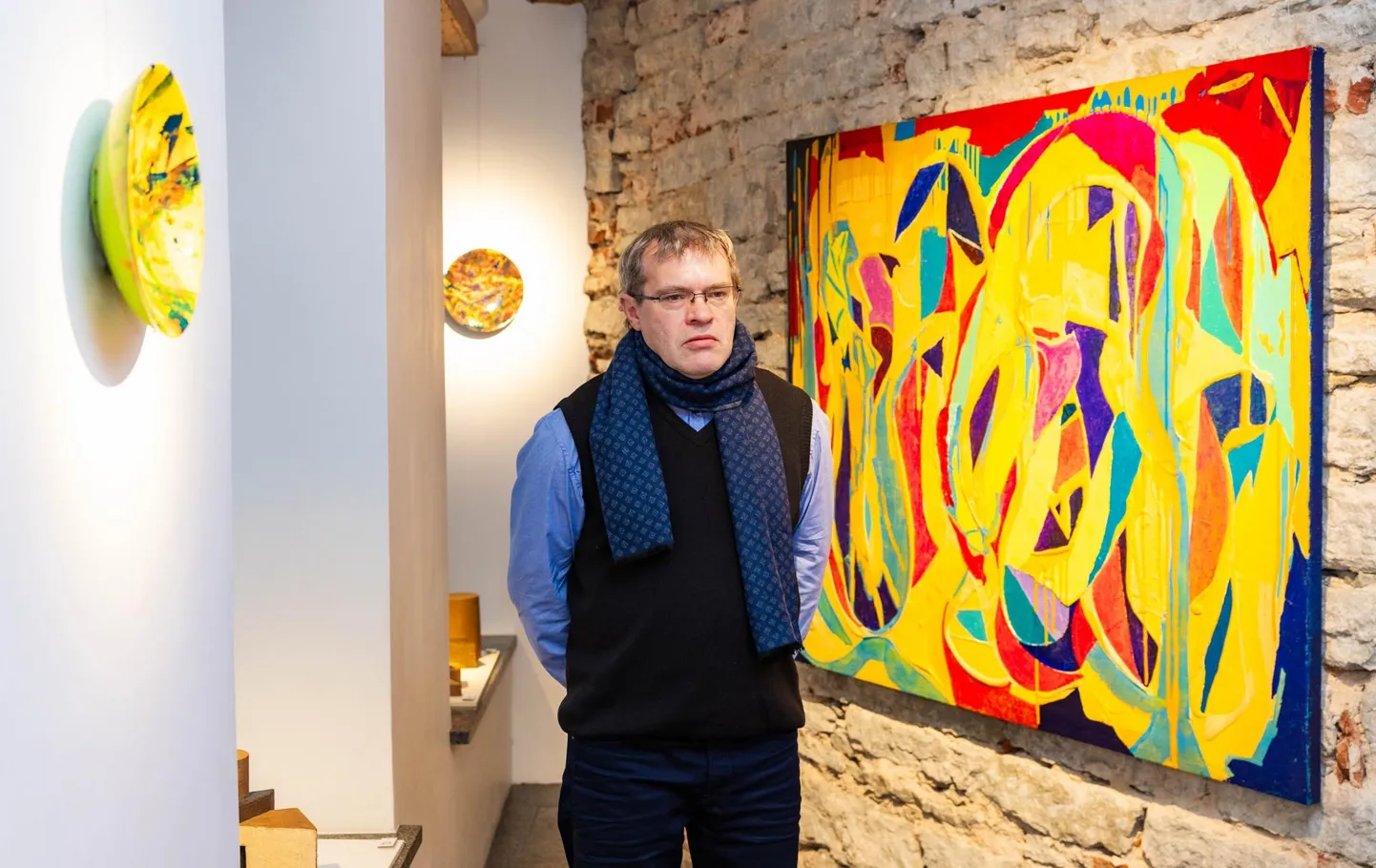 Andres Sütevaka näitus «Metaformoos» galeriis Truus: viis suuremõõtmelist akrüülmaali on valminud viimase aasta jooksul, kui Hispaaniast kodumaale naasnud kunstnik sai Pärnu kunstnike majas endale ateljee.