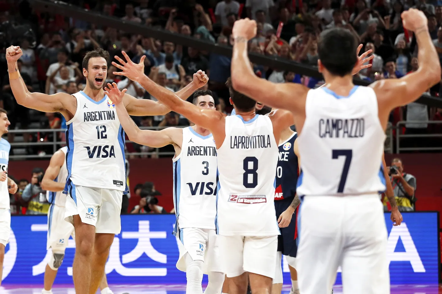 Argentina koondislased juubeldamas.