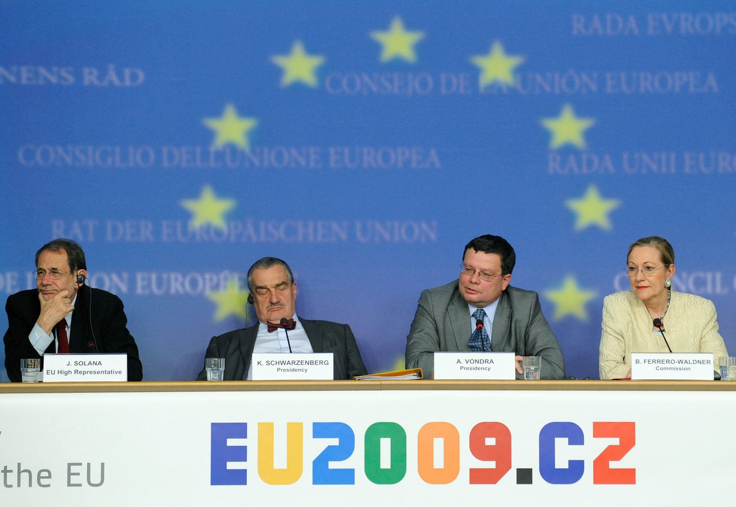 Euroopa Liidu välis- ja julgeolekupoliitika juht Javier Solana (vasakul), Tšehhi välisminister Karel Schwarzenberg (vasakult teine), Tšehhi asepeaminister Alexandr Vondra (keskel), Euroopa Komisjoni välissuhete ja Euroopa naabruspoliitika volinik Benita Ferrero-Waldner (paremalt teine) täna Luxembourgis.
