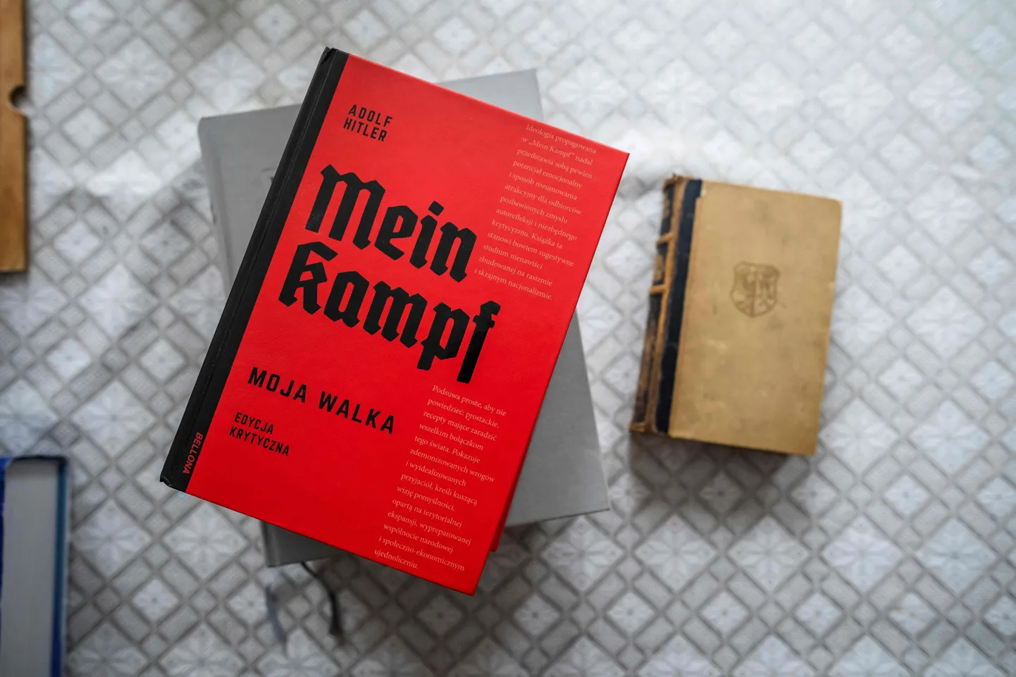 Adolf Hitleri teose «Mein Kampf» poolakeelne kommenteeritud väljaanne.