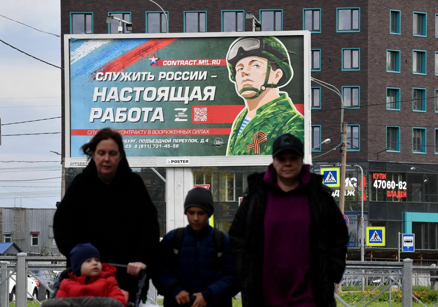 Palgateenistust reklaamiv plakat Peterburis kirjaga «Venemaa teenimine on päris töö».