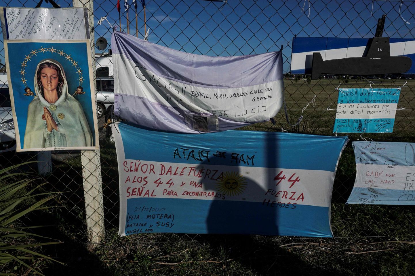 Riigilipud toetussõnumitega Mar del Plata baasi ümbritseval taral.