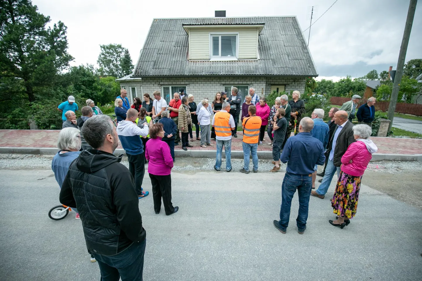 Moonaküla rahvakoosolekutel on osalenud küll linnaametnikud, ehitajad ja projekteerijad (oranžides vestides), kuid mitte linnapea Marko Torm, kes ise elab tegelikult samas linnaosas. Just ignorantsust heidavad umbusalduse algatajad linnapeale ette.