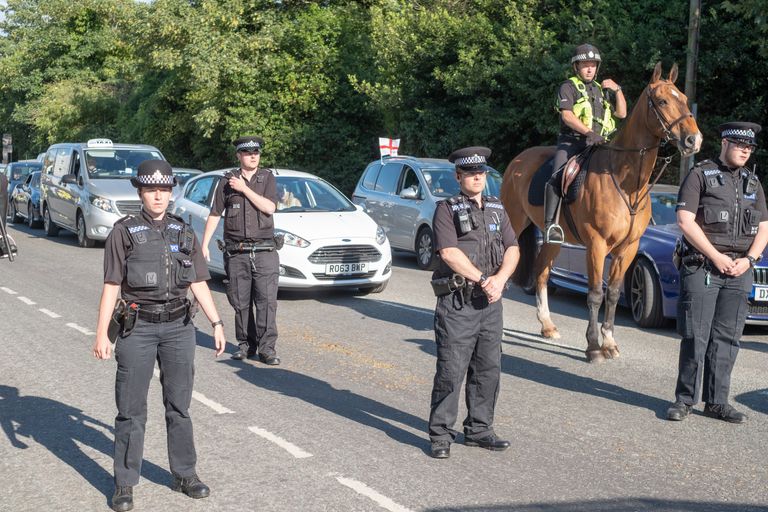 Politsei Ascotis, kus hobused disainerrõivaste poe akna lõhkusid