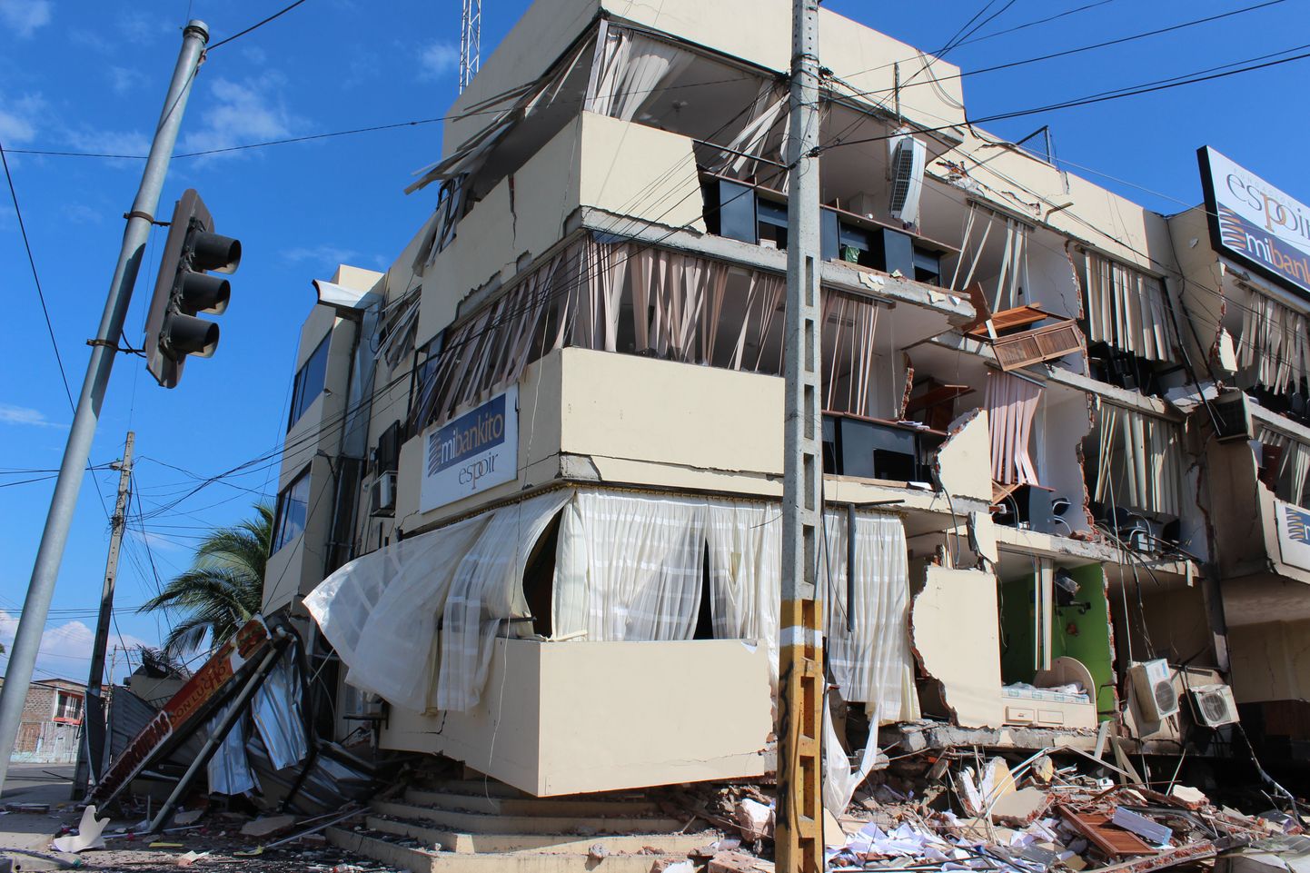 Maja Portoviejos, mis on maavärina tagajärjel lõõtsa kombel kokku vajunud.