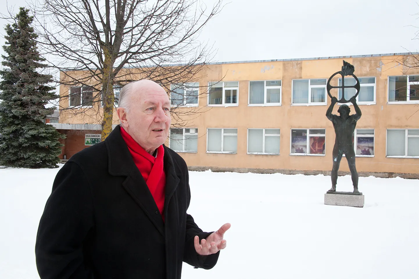 KÕRVALINE KOHT: Pihtla vallavanem Jüri Saar leiab, et päikeseratast käes hoidev skulptuur sobiks paremini Kaali järve äärde. “On ju skulptuuri nimigi “Kaali mees,” viitab Saar. Foto: Irina Mägi