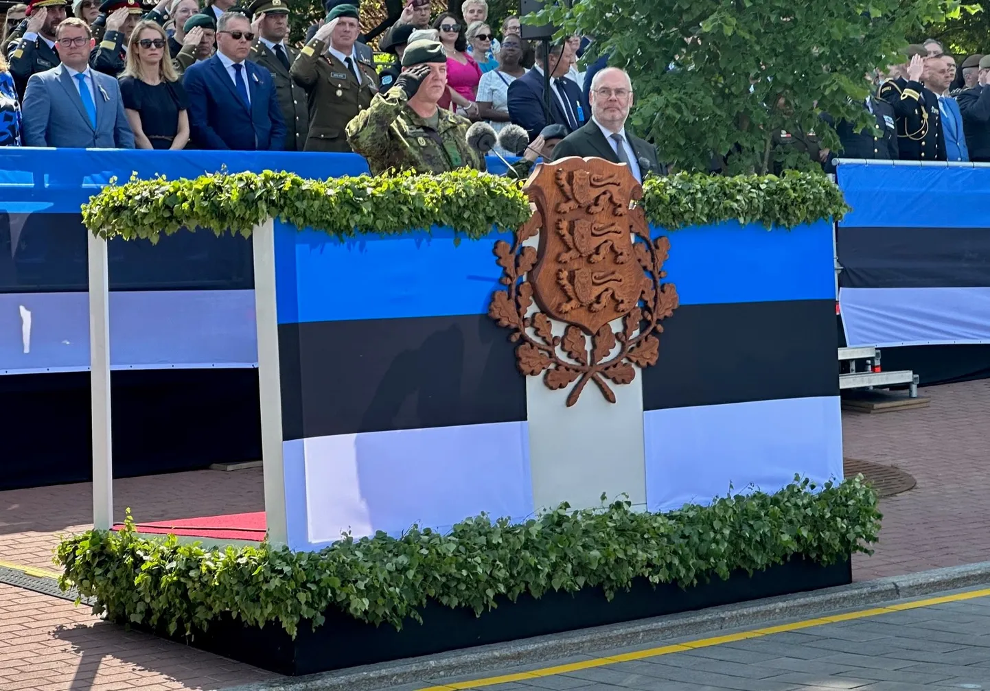 President Alar Karis võidupüha paraadil Viljandis kõnet pidamas.
