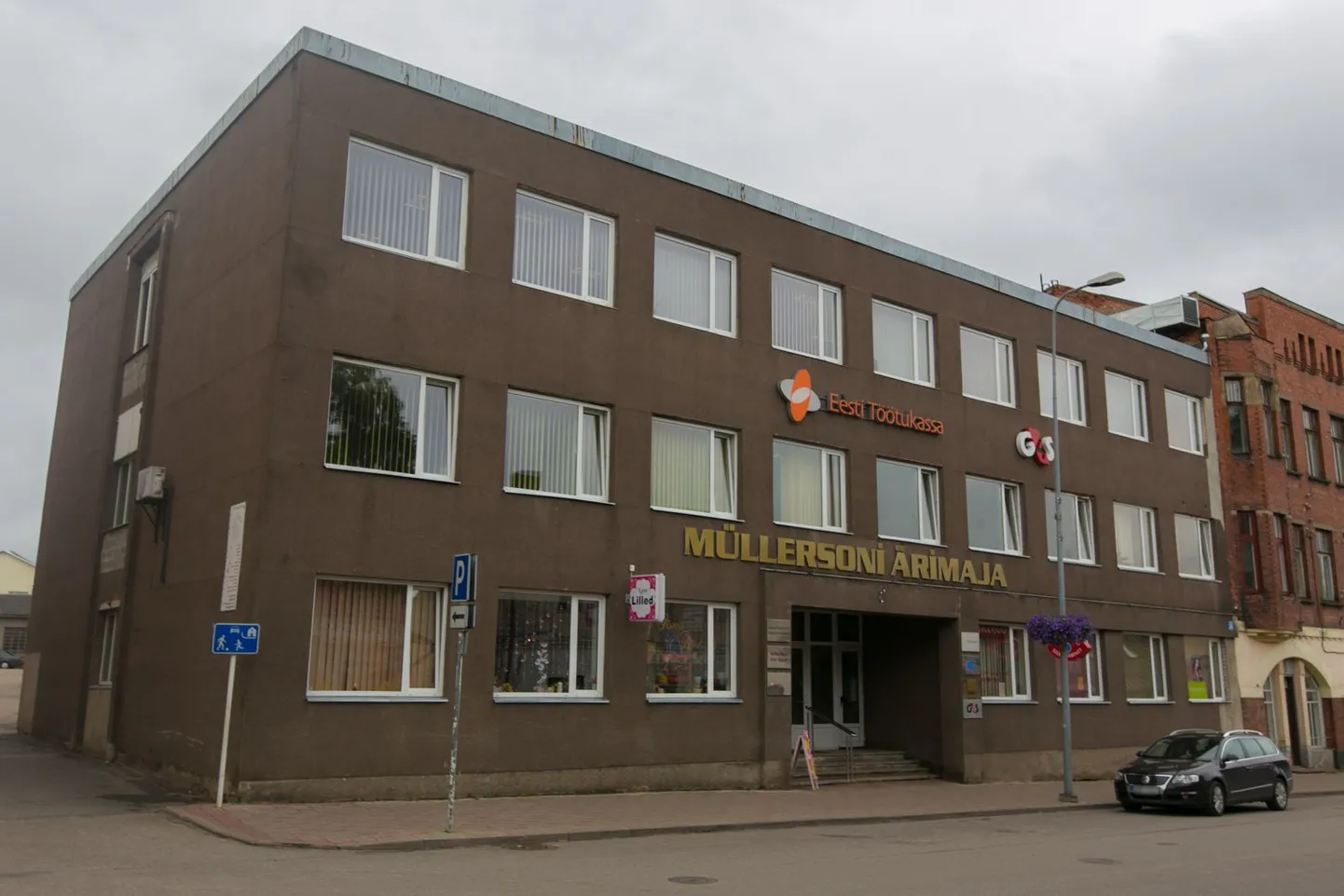 Valgas tegutsevad tööinspektsiooni spetsialistid Müllersoni ärimajas.