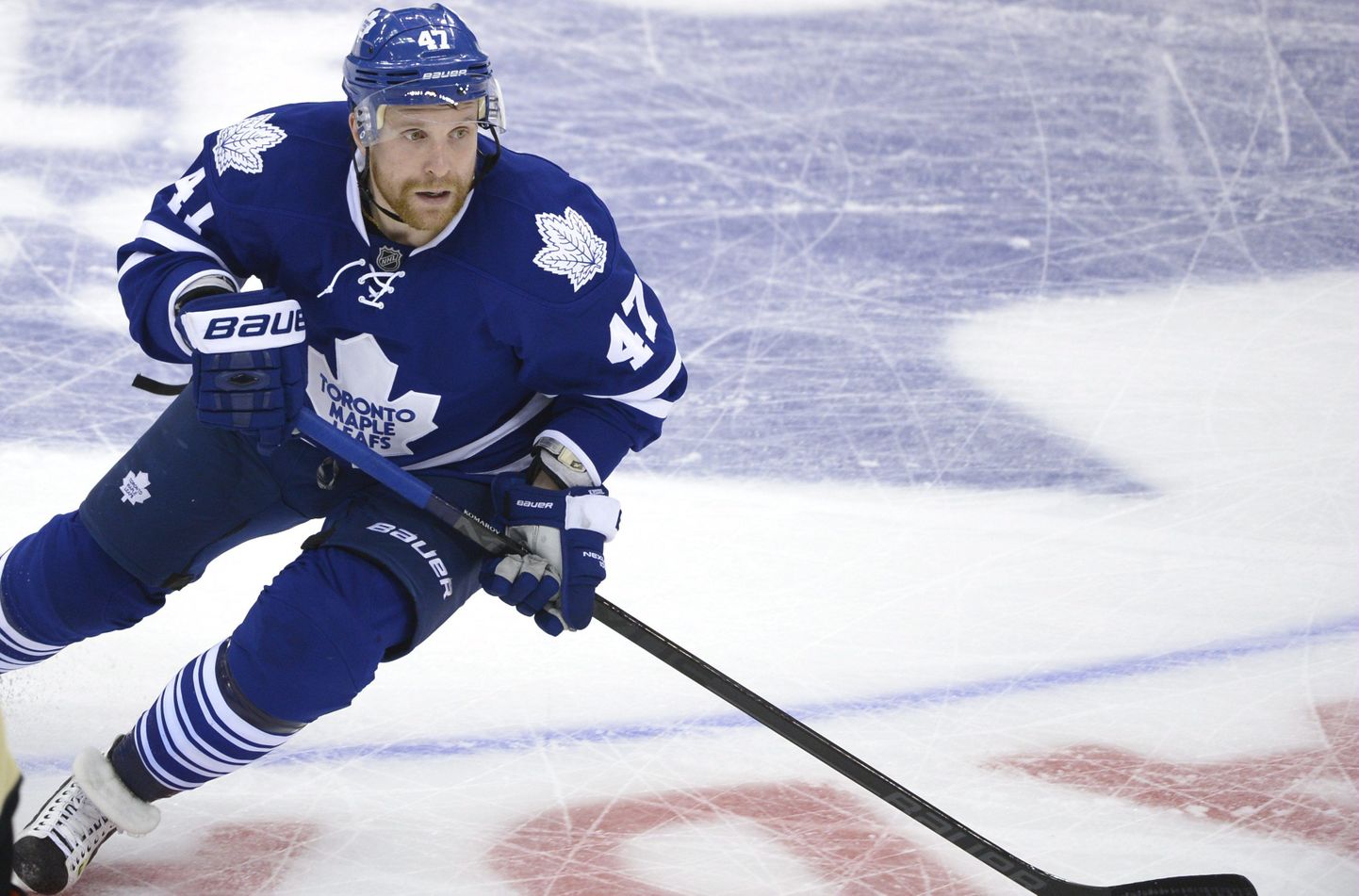 Leo Komarov Toronto Maple Leafsi särgis.
