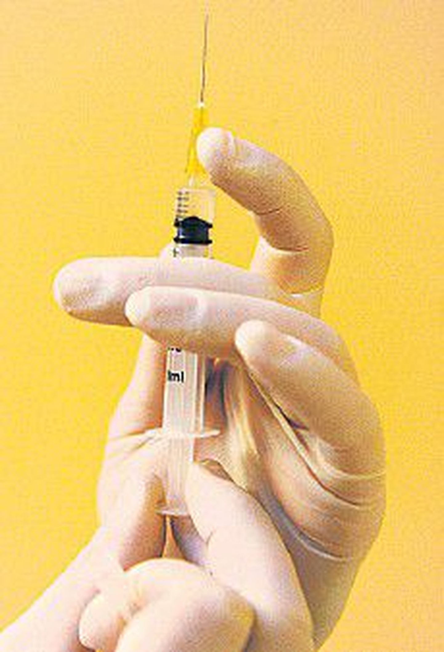 По мнению врачей, вакцинацинировать детей надо как можно раньше.