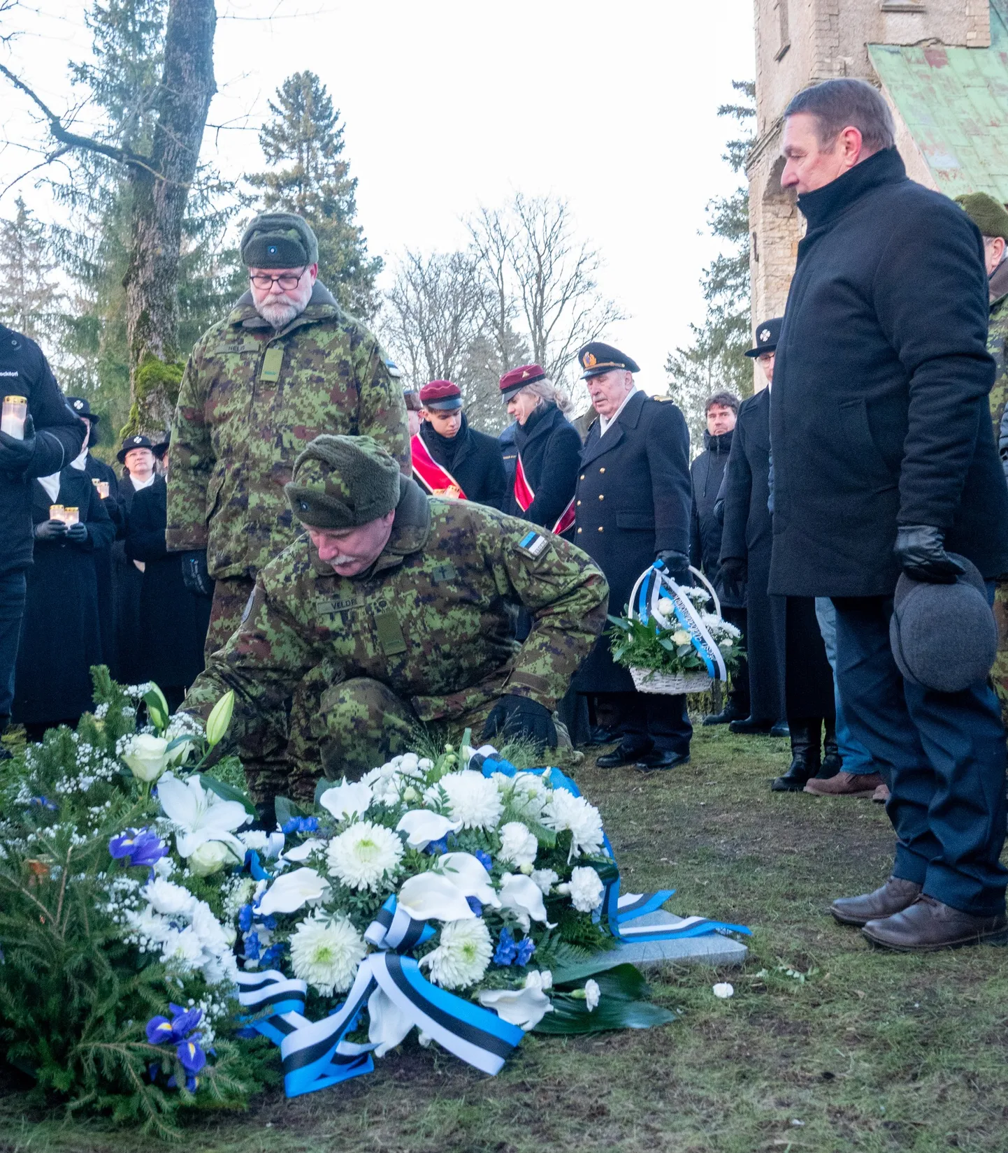 Mälestushetk Kirbla kalmistul: Jüri Uluotsa hauale asetavad pärja KL-i Saaremaa maleva kaplanid Hannes Nelis ja Tõnu Veldre ning vabadusvõitleja Mati Vendel.