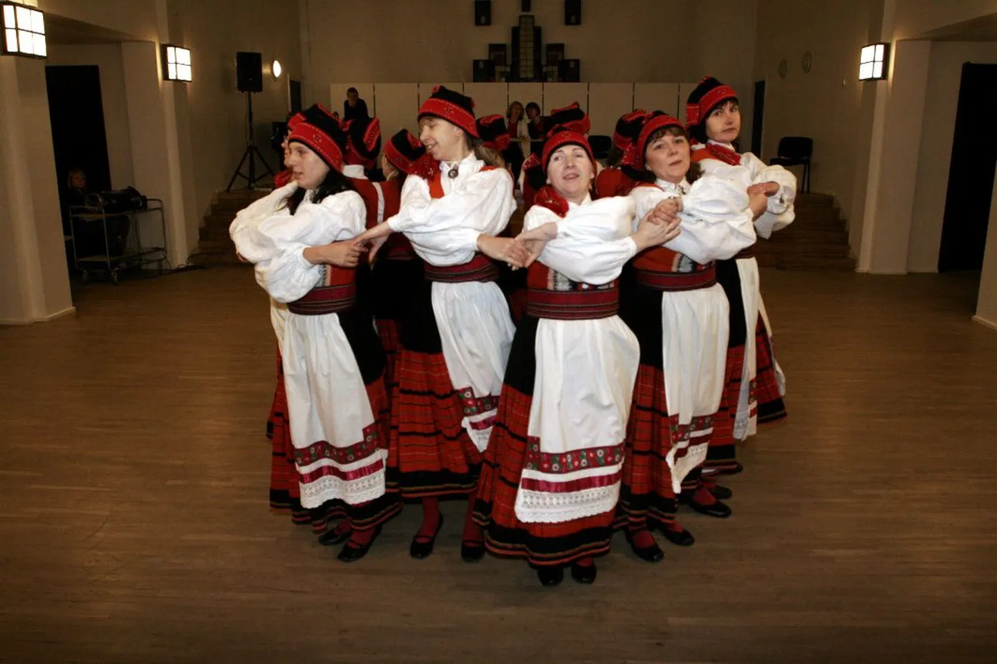 Eestis on umbes kakssada naistantsurühma ligemale kahe ja poole tuhande tantsijaga.