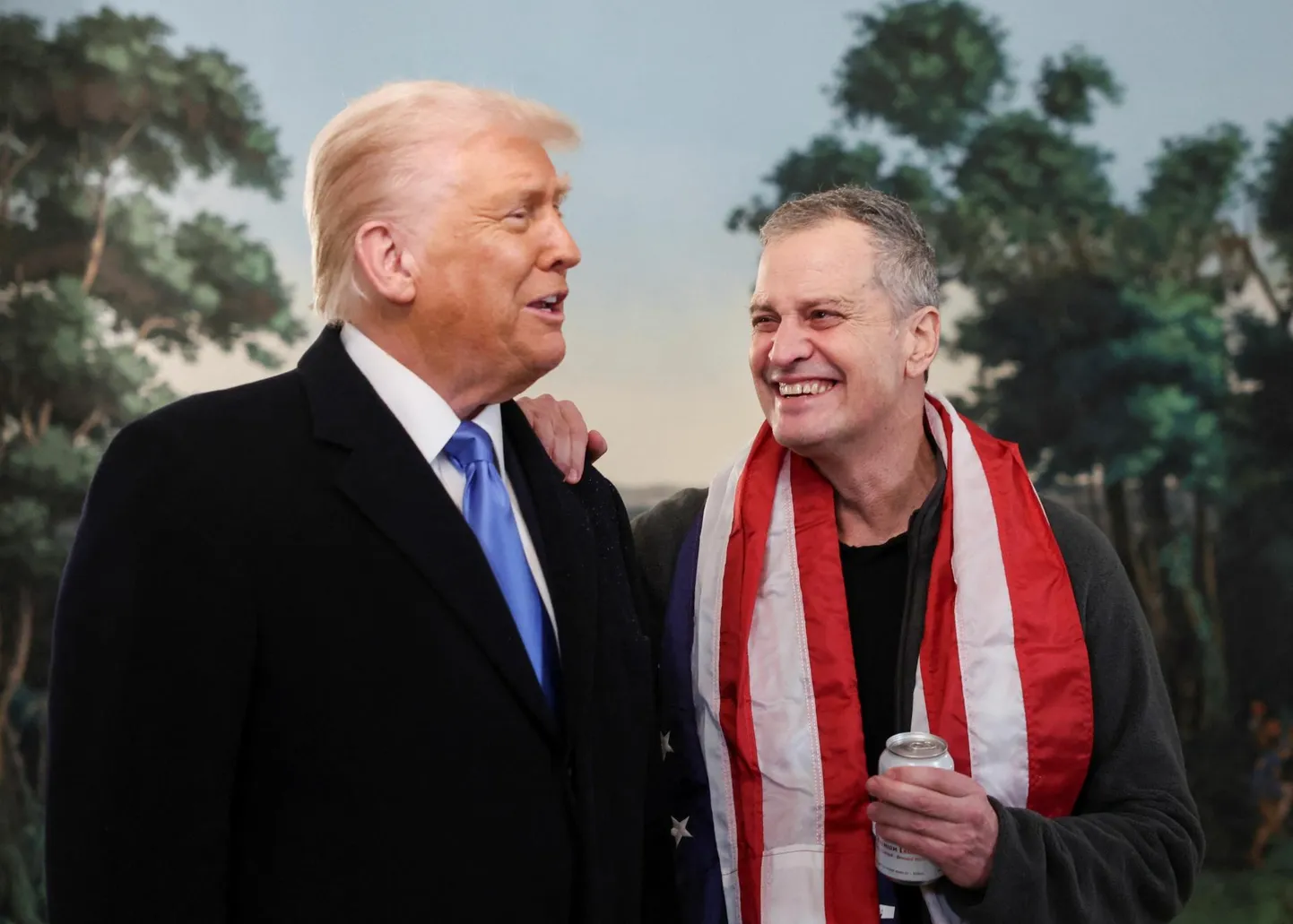 Donald Trump tervitamas Valges Majas Venemaalt vabastatud Marc Fogelit.