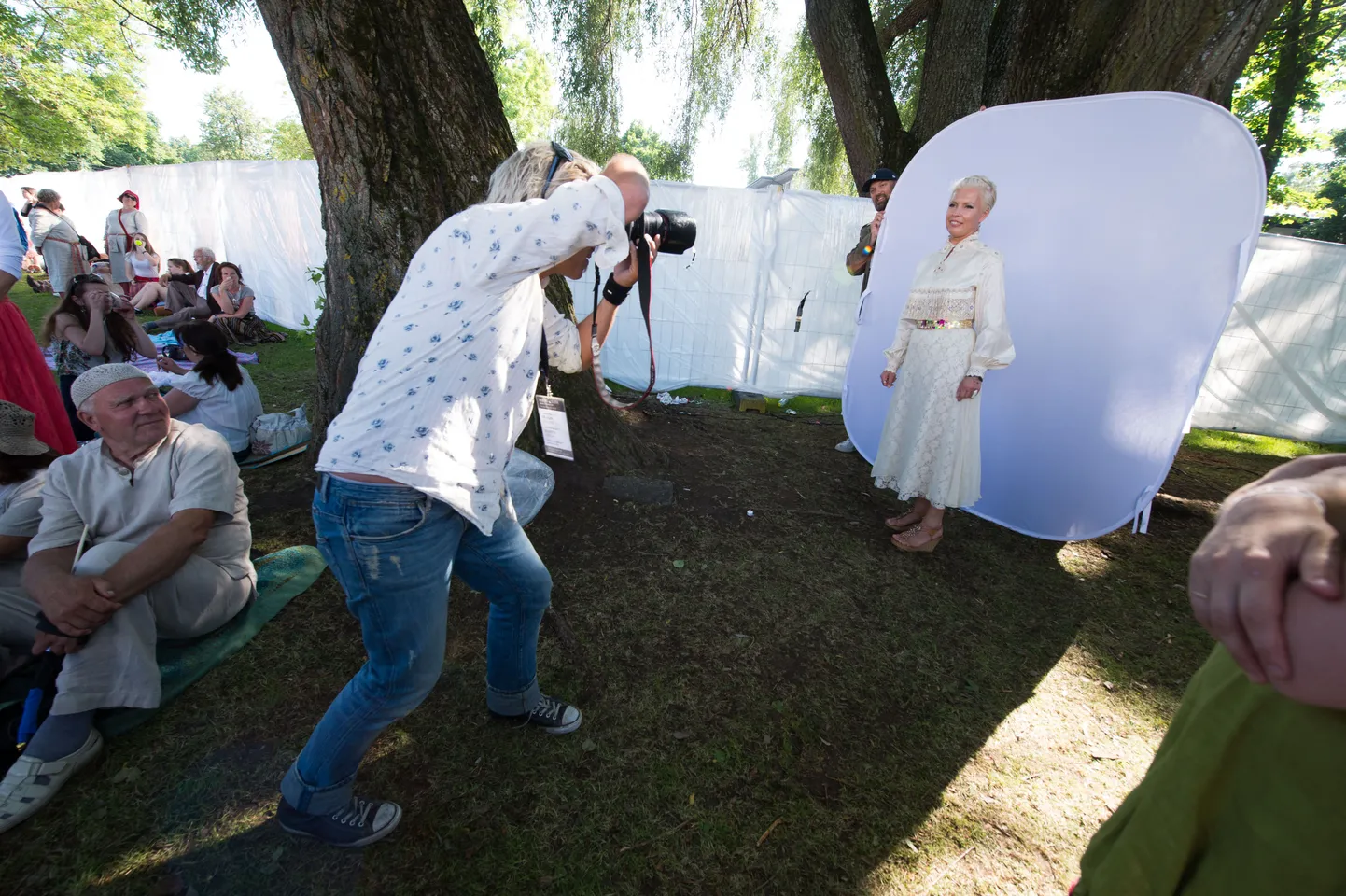 Rootsi fotograaf Jörgen Johansson pildistab presidendi abikaasat Evelin Ilvest tänavusel laulu- ja tantsupeol.