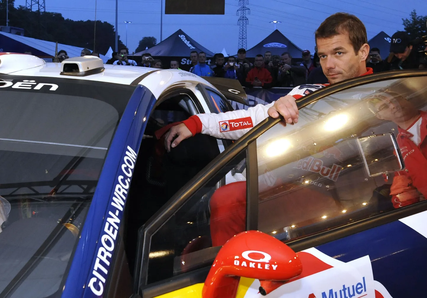 Sebastien Loeb enne Prantsuse ralli avakatse starti.
