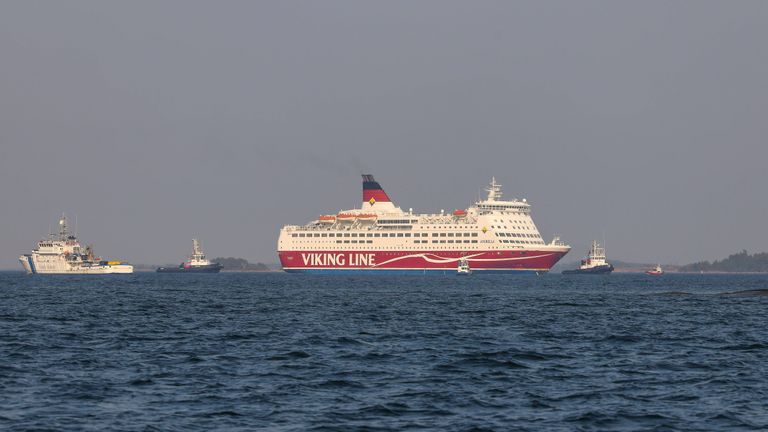 Viking Line' kruiisilaeva Amorella pukseerimine