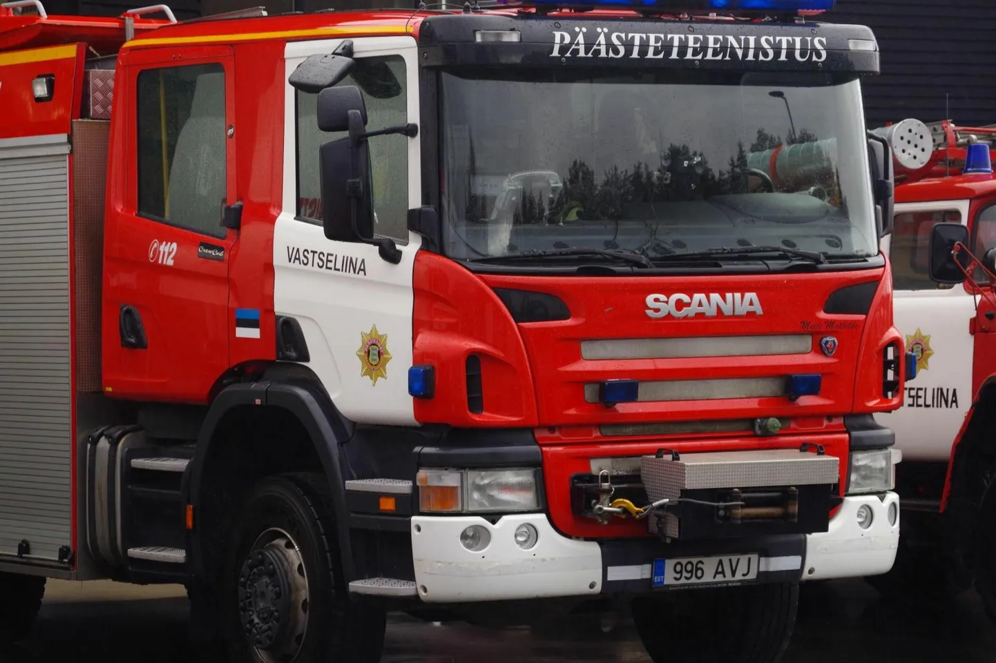 Põlesid nii auto, päikesepaneelide toitekaablist süttinud pinnas kui ka prügikast. Pilt illustratiivne