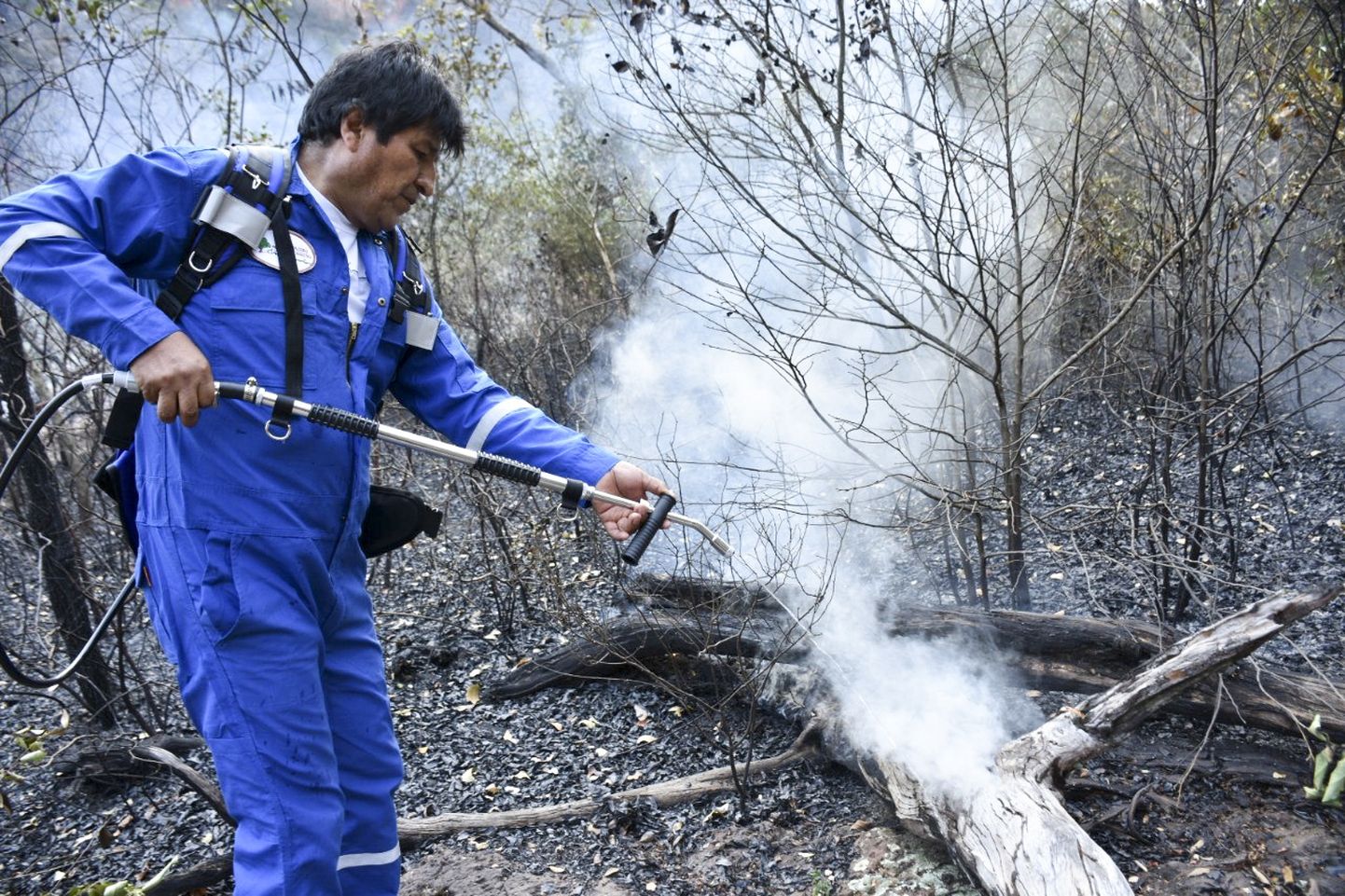Boliivia kommunikatsiooniministeerium avaldatud pildil on Boliivia president Evo Morales kustutamas tulekahju. Amazonase vihmametsa põlengud ei ole probleemiks ainult Brasiilias.