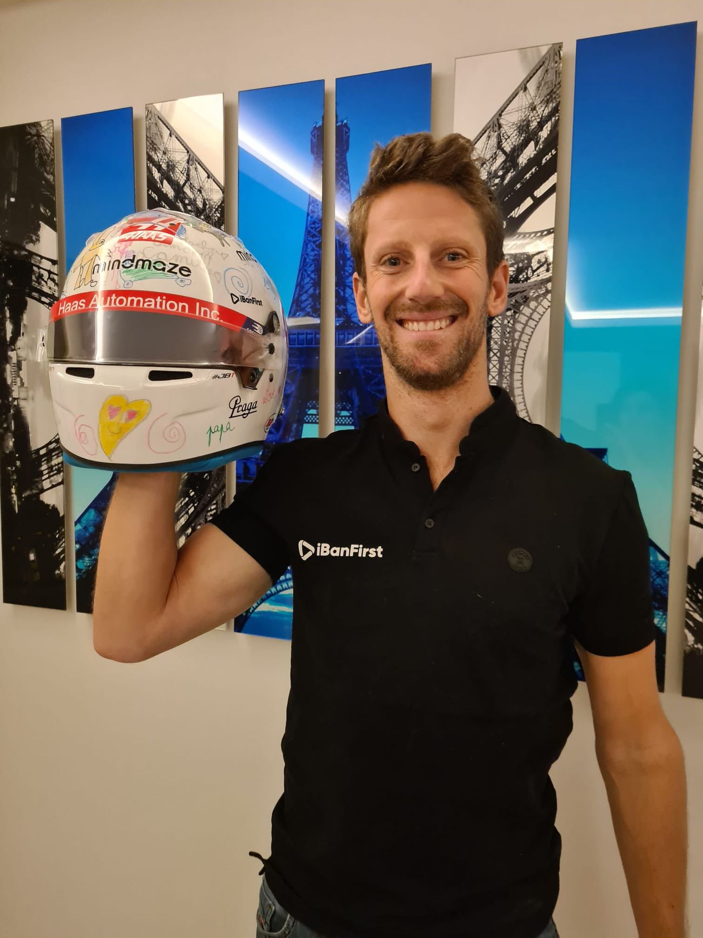 Romain Grosjean poseerimas enda laste disainitud kiivriga.