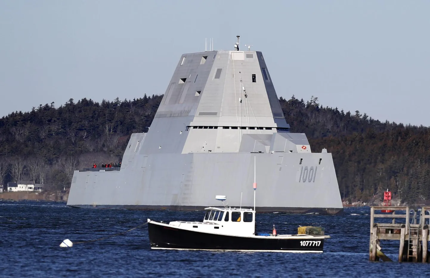 Zumwalt-klassi hävitaja «Michael Monsoor» on teine valminud laev sellest perekonnast. Pildil laev 2017. aastal esimestel katsestustel Phippsburgis Maine’i osariigis. Praegu pole veel teada, millisele kolmest Zumwalt-klassi laevast esimesena paigaldatakse hüperhelikiirusega relvad.