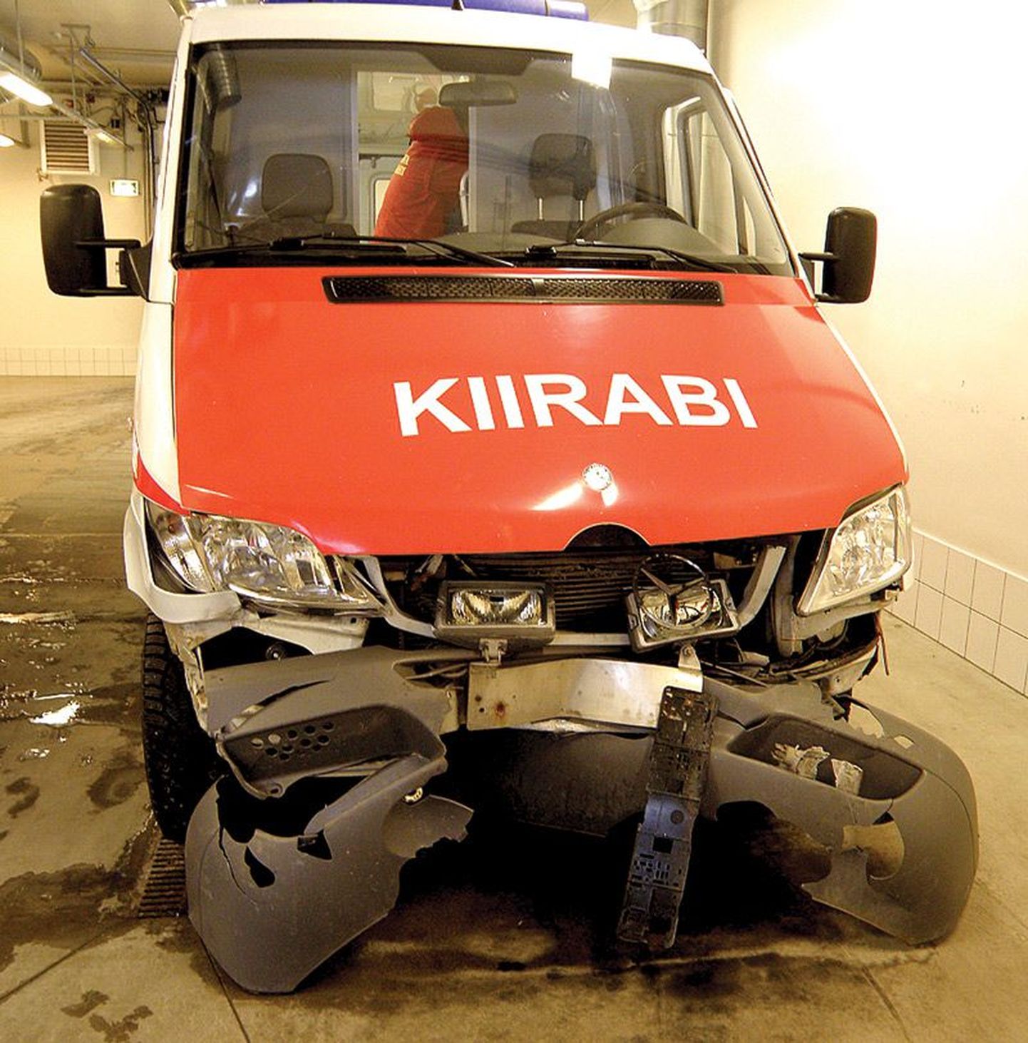 Jõgevalt Tartu haiglasse patsienti toimetanud kiirabiauto sattus kahte järjestikusesse avariisse.