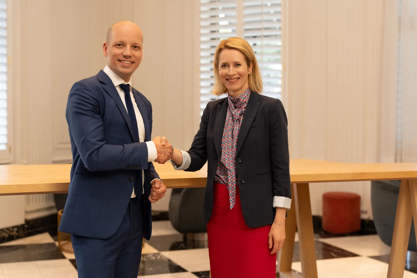 Helsingi kaasasutaja ja -tegevjuht dr Gundbert Scherf ning peamister Kaja Kallas.