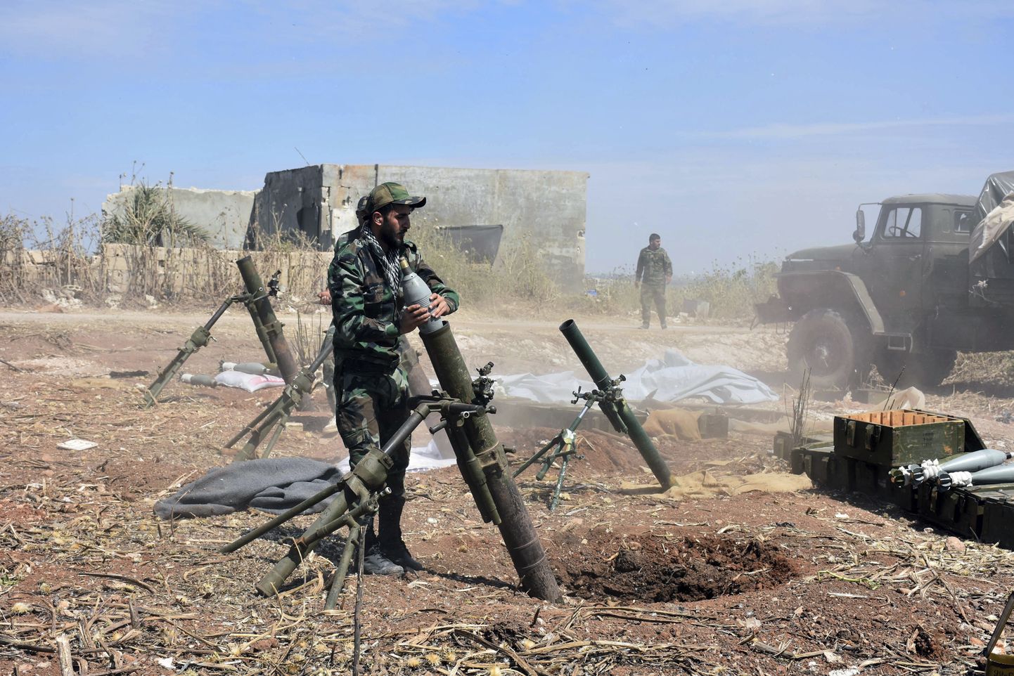 Süüria sõdurid valmistuvad tulistama miinipildujast mässulisi Hama provintsis asuvas Kfar Nabuda külas.
