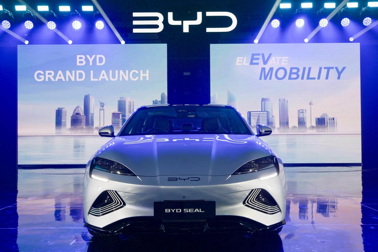 Hiina BYD möödus Teslast ning tõusis maailma suurimaks elektriautode tootjaks. Fotol eelmisel kuul esitletud BYD Seal.