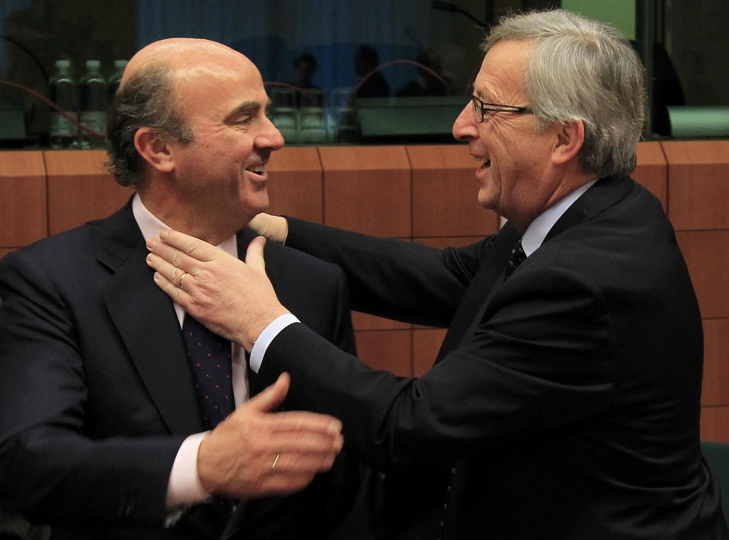 Luis de Guindos (vasakul) ja Jean-Claude Juncker (paremal)