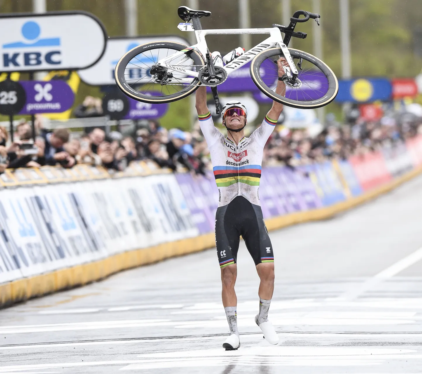 Viimase Flanderia velotuuri võitis Mathieu van der Poel niivõrd võimsalt, et ta polnud probleeme finišis koguni ratas pea kohale tõsta.