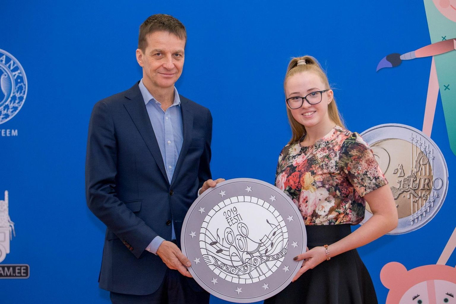 Laulupeomündi kujunduskonkursi võitja Grete-Lisette Gulbis aastal 2018 koos tollase Eesti Panga presidendi Ardo Hanssoniga.