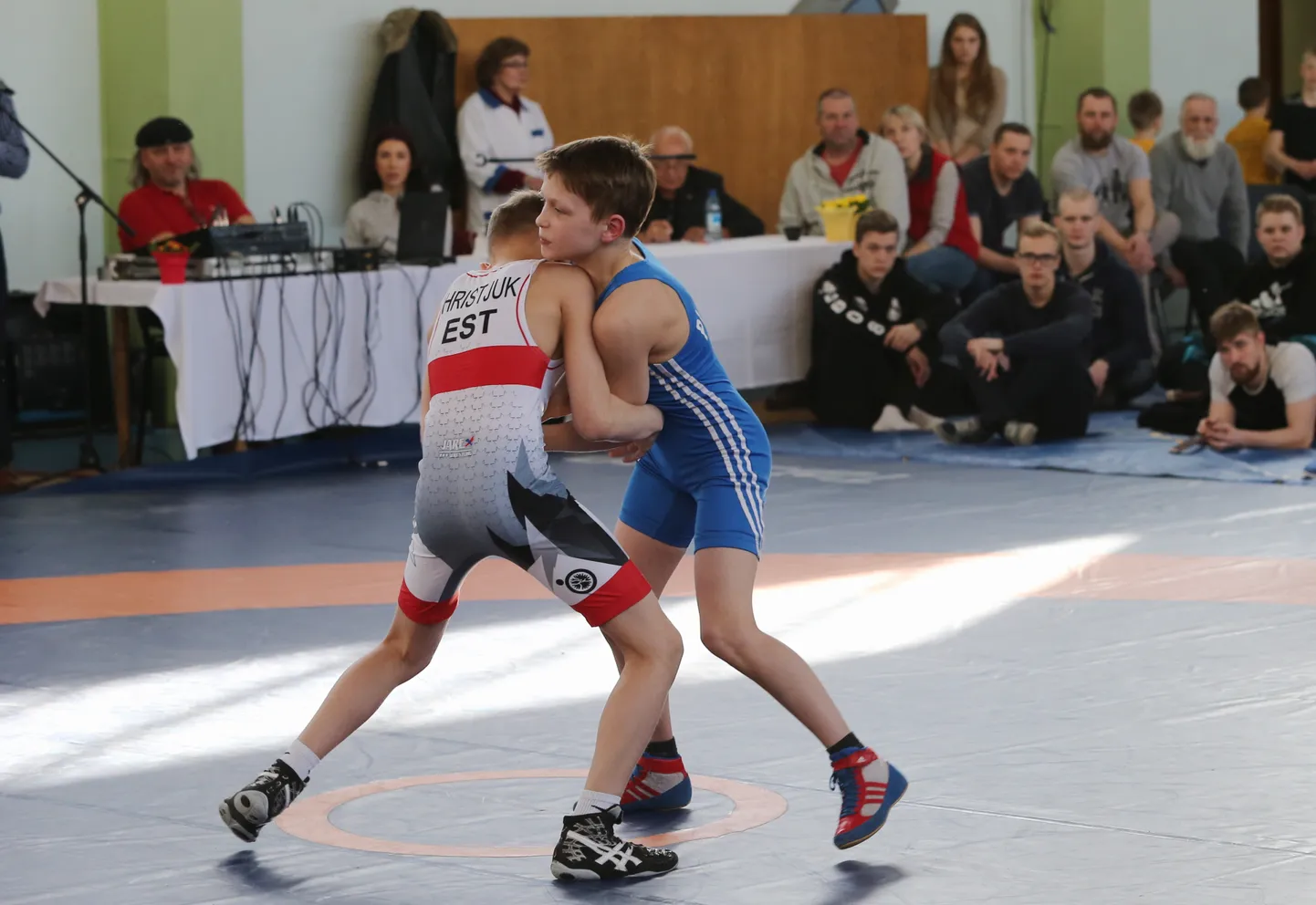 Kalev-Englase noor matimees Max Hristjuk (vasakul) saavutas kehakaalus kuni 38 kg kuue matšivõiduga hõbemedali.