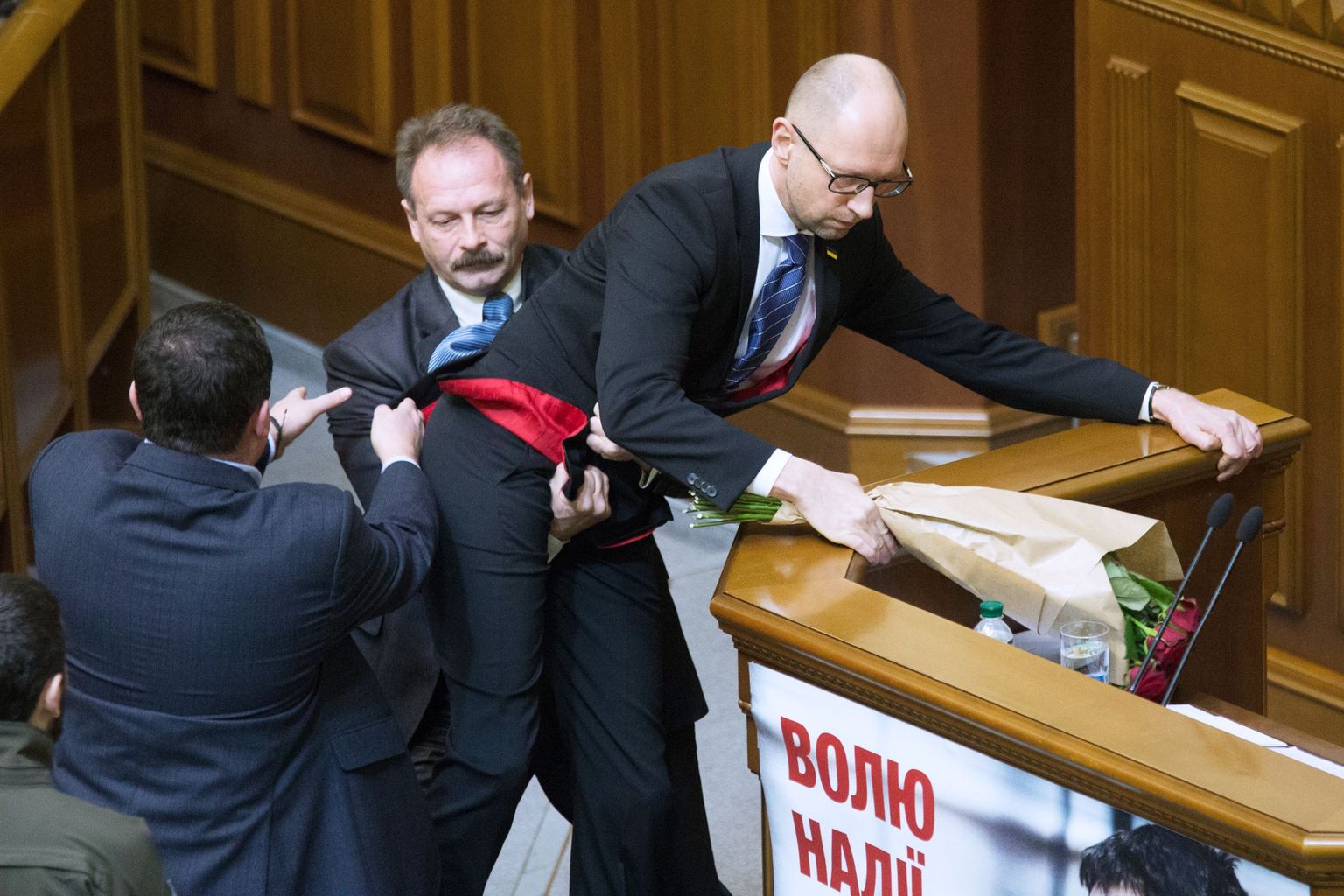 Ukraina peaminister Arseni Jatsenuk sattus möödunud kuul parlamendis puhkenud sõnasõja käigus Petro Porošenko bloki saadiku Oleh Barna ebamugavasse haardesse.