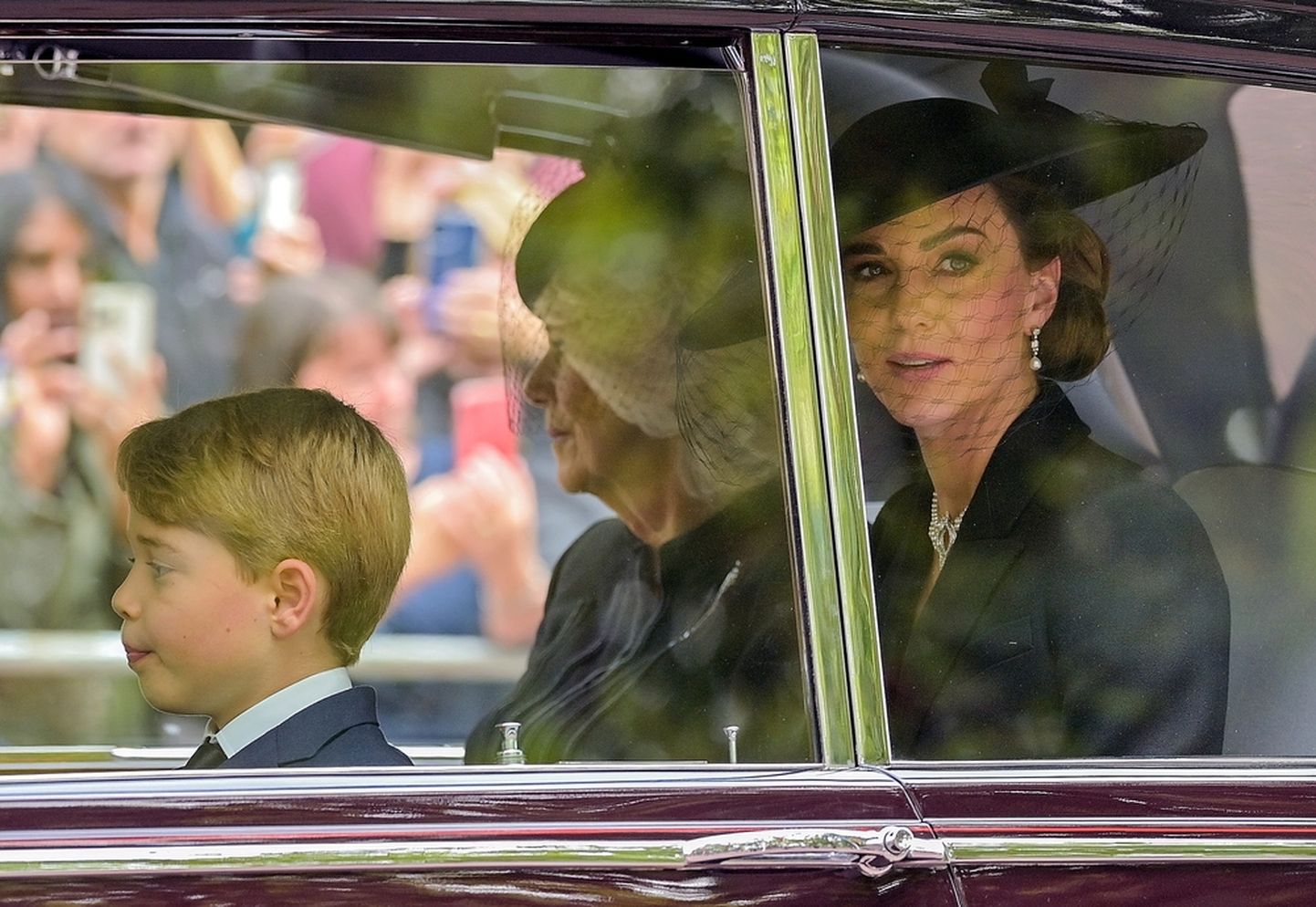 Принц Джордж, принцесса Кэтрин и Камилла, королева Великобритании.
