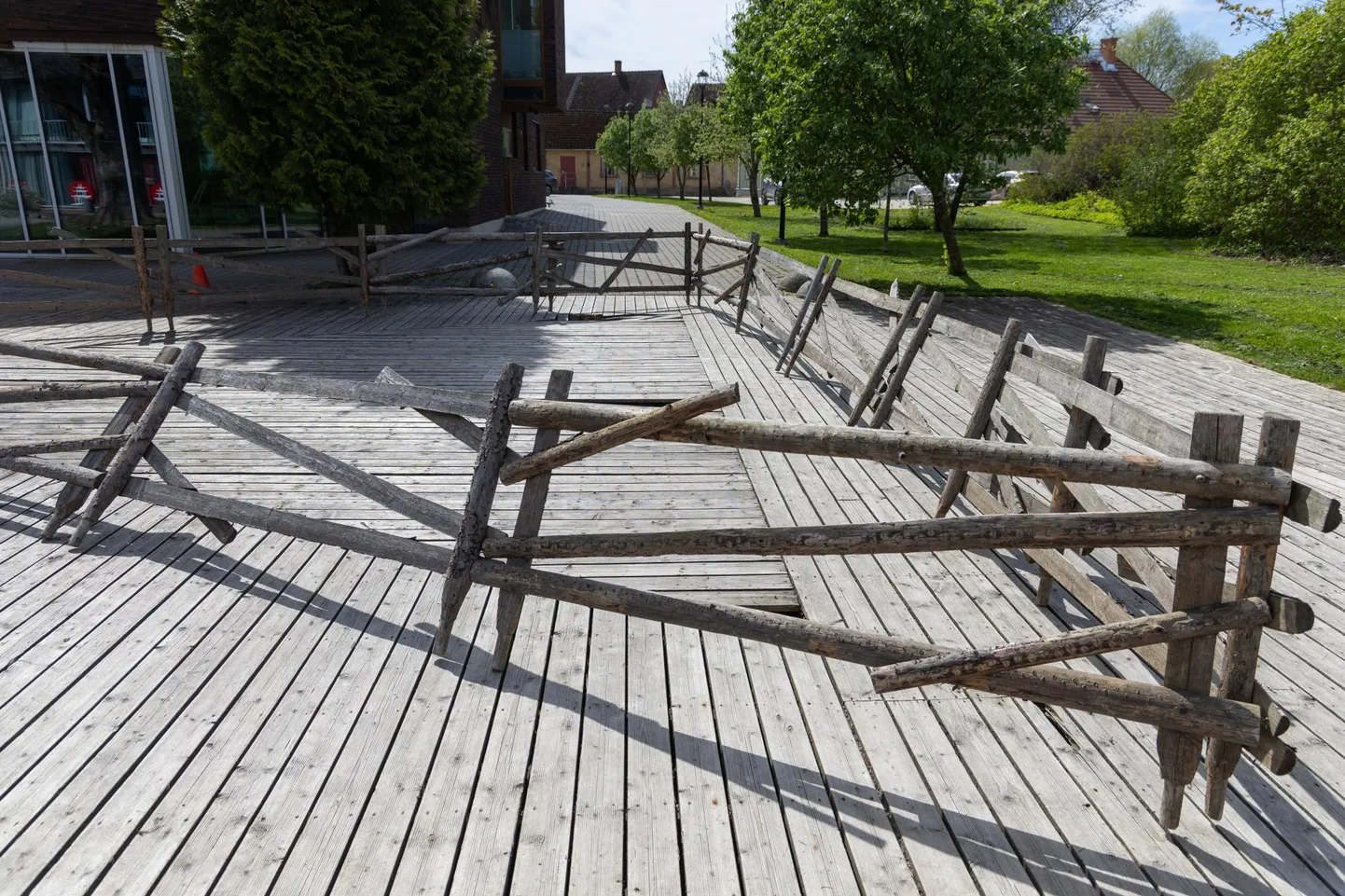 Arkaadia aias piirati sel kevadel umbes pool lagunenud puitterrassist aedadega, sest seal oli ohtlik käia. Juuni alguseks asendatakse see kivisillutisega.